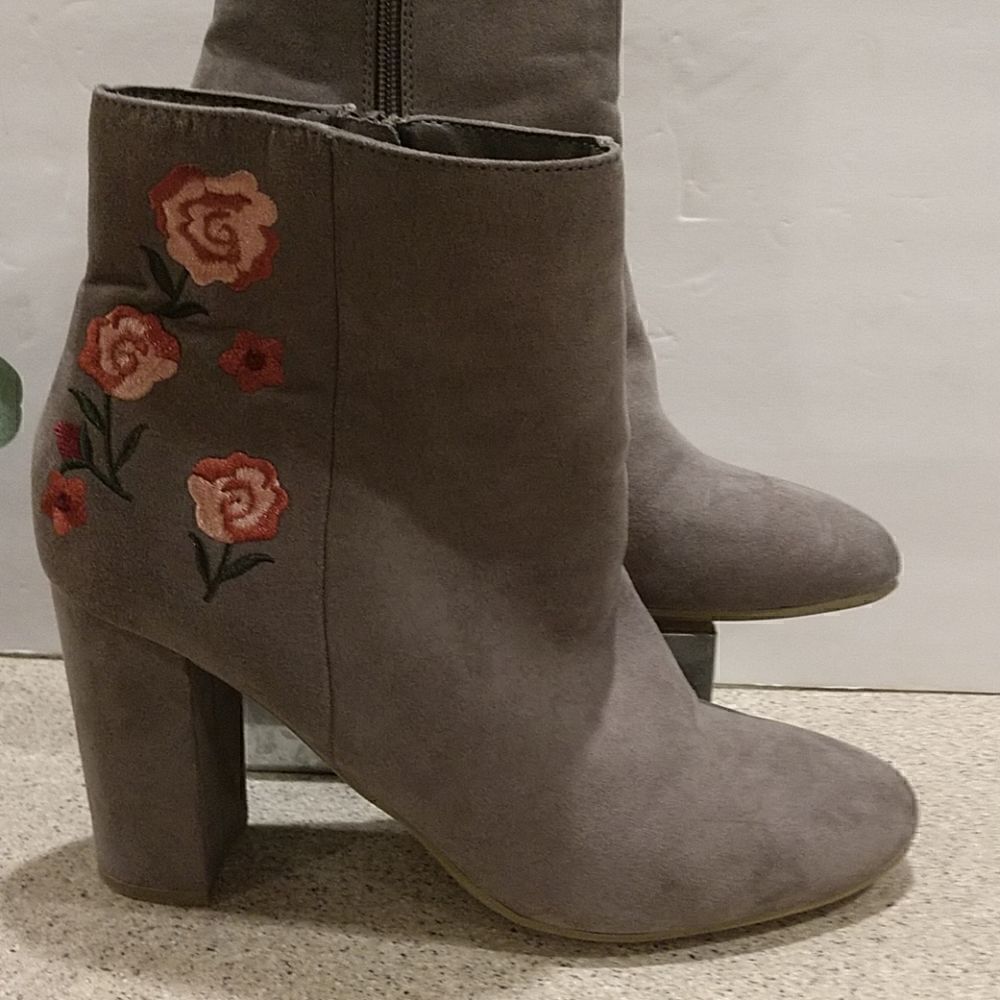 👍 Embroidered Faux Suede Ankle Boots Size 9.      A6